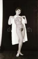 cca 1974 Műtermi és szabadtéri aktok, szolidan erotikus felvételek, 21 db vintage negatív, 24x36 mm