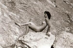 cca 1976 Kőfejtők múzsája, szolidan erotikus felvételek, 34 db vintage negatív, 24x36 mm