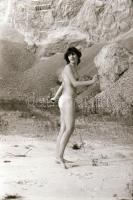 cca 1976 Kőfejtők múzsája, szolidan erotikus felvételek, 34 db vintage negatív, 24x36 mm