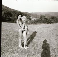 cca 1978 Simogató fénysugarak, szolidan erotikus felvételek, 6 db vintage negatív, 6x6 cm