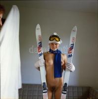 cca 1985 Kalandozó lányok, szolidan erotikus felvételek, 7 db vintage negatív, 6x6 cm