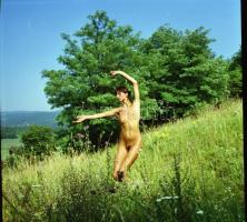 cca 1985 Kalandozó lányok, szolidan erotikus felvételek, 7 db vintage negatív, 6x6 cm