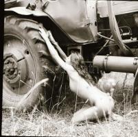 cca 1979 Önismereti gyakorlatok, szolidan erotikus felvételek, 10 db vintage negatív, 6x6 cm