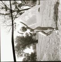 cca 1977 Ruha nélkül, szabadon, szolidan erotikus felvételek, 13 db vintage negatív, 6x6 cm