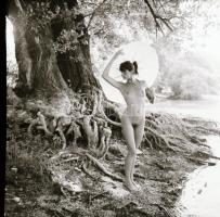 cca 1977 Ruha nélkül, szabadon, szolidan erotikus felvételek, 13 db vintage negatív, 6x6 cm