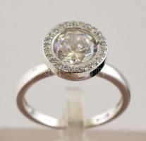 Ezüst(Ag) apró kövekkel kirakott gyűrű, jelzett, méret: 51, bruttó: 2,9 g