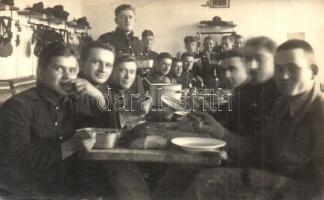 Budapesti laktanya étkezdéje katonákkal / Hungarian military barracks interior, dining room with soldiers. Livia photo (fl)