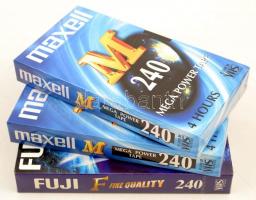 3 db bontatlan VHS kazetta: Maxell és Fuji 240 percesek