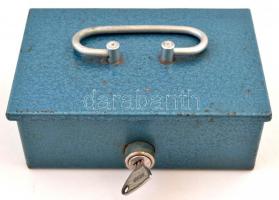 Retro fém pénztárkassza, kulccsal, 19×12 cm