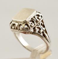 Ezüst(Ag) áttört peremű pecsétgyűrű, jelzett, méret: 50, nettó: 4,9 g