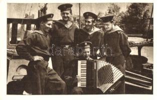 9 db modern katonai motívumos képeslap  / 8 modern military motive postcards