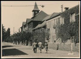 1943 Salgótarján, iskola, hátoldalon feliratozott fotó, 8×11 cm