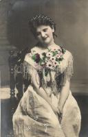 31 db RÉGI hölgyek művész motívumlap / 31 pre-1945 lady art motive cards