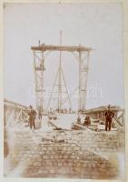 cca 1887-1907 Csendőrök a kiskörei hídépítésnél, kartonra kasírozott fotó, 22,5×15,5 cm