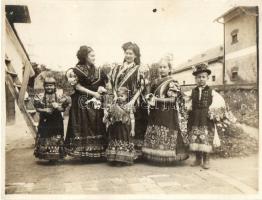 70 db RÉGI fotó képeslapok, katonai, sport, folklór, népviselet / 70 pre-1945 photo postcards, milit...