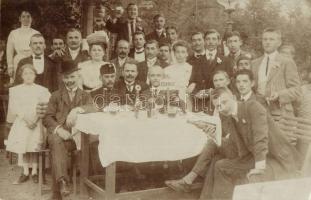 1909 Csanád, asztaltársaság csoportképe, katonatiszttel, photo