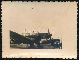 cca 1943 Ju 87 Stuka német zuhanóbombázó a Luftwaffe Sturzkampfgeschwader 77. keleti fronton szolgáló egységéből, fotó, felületén törésnyomokkal, 6×8 cm