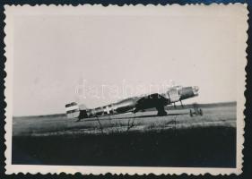 cca 1942 Junkers Ju 86 közepes bombázó a Magyar Királyi Honvéd Légierő felségjelzésével, fotó, 6×8,5 cm