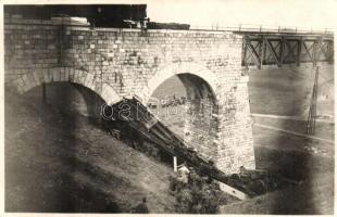 1931 Biatorbágy, Torbágy; Felrobbantott vasúti híd Matuska Szilveszter merénylete után, mozdony maradványok / Blown up viaduct with the ruins of the train. photo