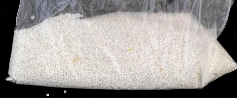 Retró göngyfűző készlet, sok, többféle gyönggyel, tartozékokkal, fém dobozban