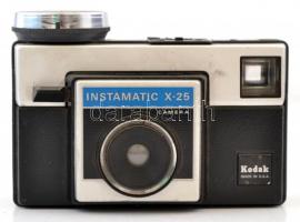 Kodak Instamatic X-25 filmes fényképezőgép, eredeti tokjában, 126-os filmkazettával, kissé viseltes állapotban / Vintage Kodak 126 cartridge film camera