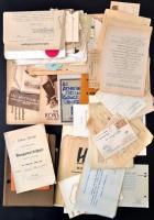 Vegyes papírrégiség tétel, közte:  Rigler József Ede Papírnemügyár Rt. katalógusa, Dörken&Mankel Baubeschlaf Fabrik katalógusa, G. Guttmann: Gyógyíthatók-e a tüdőbajok, Hungária Magyar Technikusok Lapja 5 száma, A jászóvári Premontrei Kanonokrend gödöllői Szent Norbert nevelőintézetének és gimnáziumának tájékoztatója, különféle könyvárjegyzékek (Franklin, Rózsavölgyi, Magyar Orvosi Könyvjegyzék, Szikra, Ünnepi könyvhét), Pillitz Dezső: A fényelosztás módjai. Armaturák, 7 db ültetési kártya (József Ferenc főherceg, Auguszta főhercegnő, Elnna főhercegnő,...stb.), vacsora ülésrendje francia nyelven (közte Horthy Miklós, Horthy István, Hóman és sok magasrangú személlyel), régi számlák, újságkivágások, részvénykönyv...stb. Érdekes átnézendő anyag.