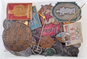 Vegyes: 34db-os jelvény és kitűző tétel, nagyrészt szocialista országokból T:vegyes Mixed: 34pcs of badges and pins, mainly from socialist Countries C:mixed