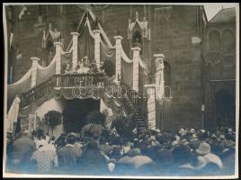 1938 Bp., A Szent Jobb a feldíszített emelvényen az 1938-as Eucharisztikus Kongresszuson, fotó, 8,5×11 cm
