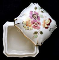 Zsolnay pillangómintás porcelán ékszertartó doboz, kézzel festett, jelzett, apró kopásnyomokkal, 7×7...