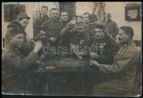 cca 1917 Kártyázó katonák kitüntetéseikkel a fronton, fotó, 7×11 cm
