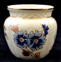 Zsolnay búzavirág mintás porcelán vázácska, kézzel festett, jelzett, hibátlan, m: 5,5 cm, d: 5 cm.
