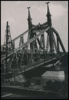 1946 Budapest, A felrobbantott Ferenc József (Szabadság) híd, Dicsőség a szovjet hadseregnek felirattal, Budapest Székesfőváros Idegenforgalmi Hivatalának pecséttel jelzett fotója, egyik sarkán törésnyommal, 15×10,5 cm