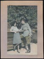 cca 1940 Huszárroham - udvarlás a fatelepen, kézzel színezett, kartonra ragasztott fotó, 12,5×8 cm
