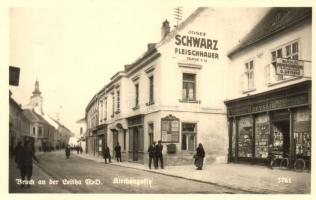 Lajtabruck, Bruck an der Leitha; Templom utca, Josef Schwarz hentes és O. Deyssig papír és könyv üzlete  / Kirchengasse, Josef Schwarz Fleischhauer, O. Deyssig Buch und Papierhandlung / street view, church, shops