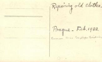 1922 Praha, Prague; Európai Diák Segélyező Bizottság ruhajavító műhelye, belső, varró diákok / Europ...