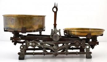 Régi fém mérleg, réz tálakkal, kopott mérleg, 27x54 cm, réz tálak: 23x2,5 cm és 22,5x7,5 cm