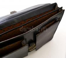 Régi bőr táska, a varrás mentén kopott, kissé viseltes állapotban, 30x40x4 cm