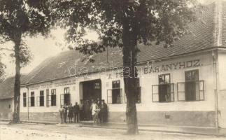 1935 Kőszeg, Dörner Ferenc vendéglője a Fehér Bárányhoz, étterem, "bemenet a kertbe" tábla, hátoldalon aláírások, közte Dörner Ferencé is. photo