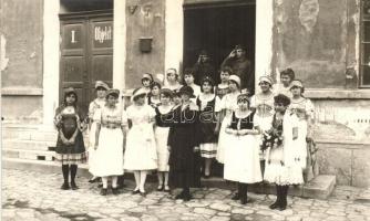 1921 Sopron, Női Ipariskola növendékei saját készítésű ruhában. Schäffer Ármin photo  (EK)