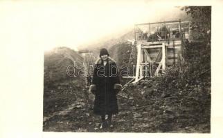 1928 Tar, siklóvasút húzóállomása a bányában, hölgy. photo
