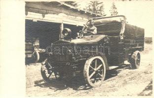 Első világháborús osztrák-magyar katonai teherautó fedett kocsitároló előtt / WWI K.u.K. military truck in front of a covered automobile garage. photo