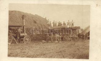 1917 Román front, katonák segítenek a cséplésben Gruia-ban / WWI K.u.k. military, Romanian front (Gruia), soldiers helping the villagers in threshing. photo