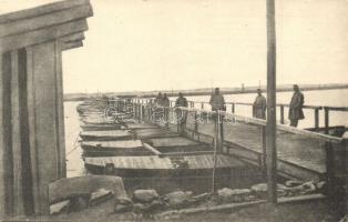 Nach der Einnahme von Belgrad wurde von unseren Pionieren die auf unsrem Bilde veranschaulichte Pontonbrücke über die Save gebaut, über welche ein grosser Teil des Verkehrs erfolgt / WWI K.u.k. military, After the capture of Belgrade, our pioneers built the pontoon bridge over the Sava (EK)