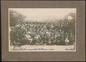 1926 Bp., Kéményseprők családtagjaikkal a Flórián ünnepen, kartonra kasírozva, feliratozott, pecséttel jelzett, Kvassay A. fotója, 11,5×17,5 cm