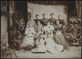 cca 1898 Selmecbánya (Felvidék), Leány színjátszók, keményhátú fotó Baker Alajos műterméből, hátoldalon pecséttel jelzett, 16×21,5 cm