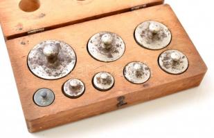 Régi patika mérleg, 7 db súllyal, fa dobozban, valamint régi súlykészlet, hiánytalan, fa dobozban