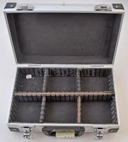 Alumínium éremtartó koffer, házi megoldással 6 rekeszre osztva