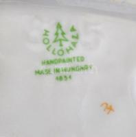 Hollóházi népviseletbe öltözött lány, kézzel festett, jelzett, kis kopásnyomokkal, m: 16 cm