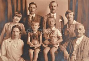 Cipősdoboznyi vegyes papírrégiség tétel, keményhátú fotók, újságok (Szabad Nép, Képes Vasárnap, Pest...