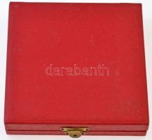 1976. "Magyar Úttörők Szövetsége 1946-1976" egyoldalas Al plakett, eredeti tokban (70mm) +...